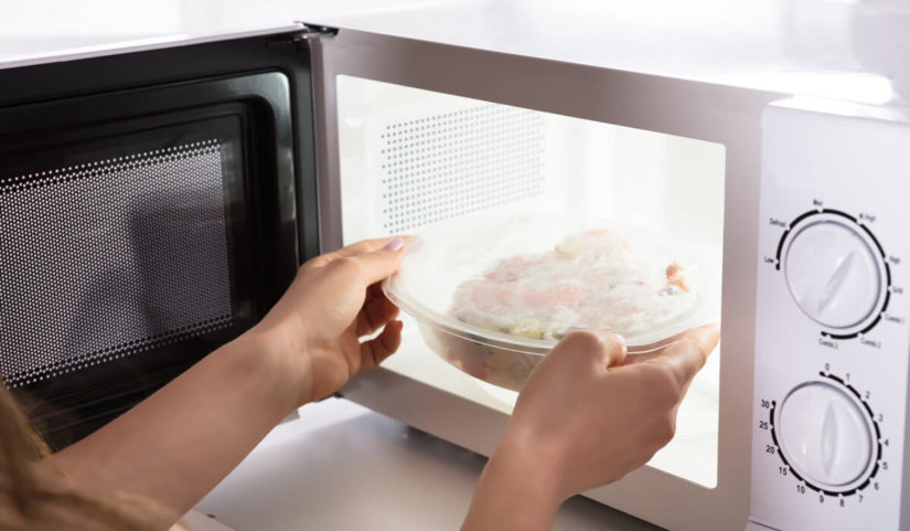 Qué recipientes son más seguros para calentar en el microondas